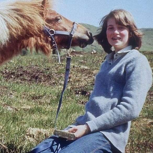بالصور.. الأميرة ديانا برفقة حصانها عام ١٩٧٤