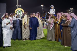 الأمير سعود بن سلمان يتوج بكأس الوفاء ضمن سباق موسم الرياض