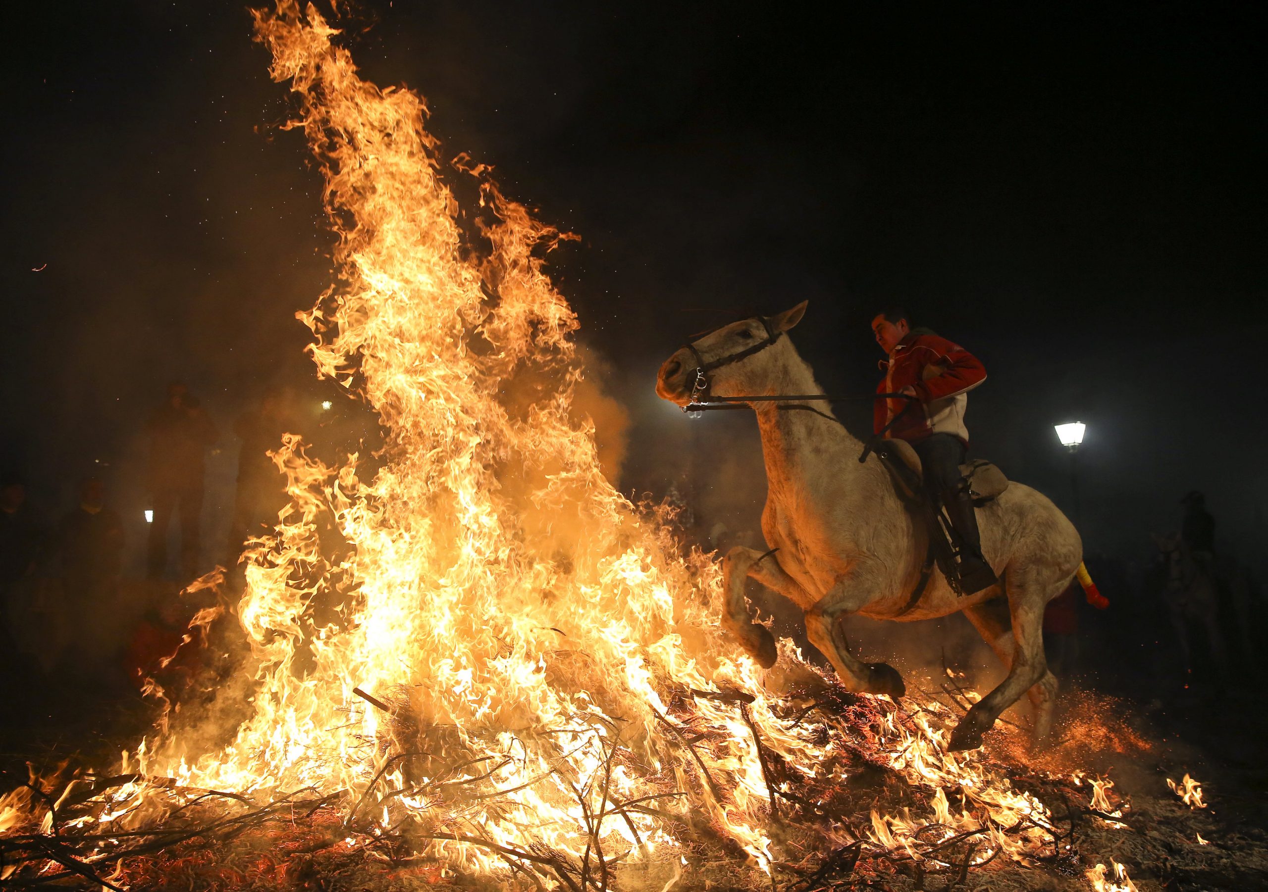 بالصور.. قفز الخيول عبر النار بإسبانيا لطرد شبح كورونا