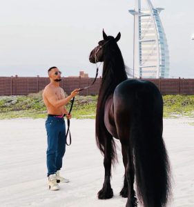 محمد رمضان يشارك جمهوره بصورة رفقة حصان أسود