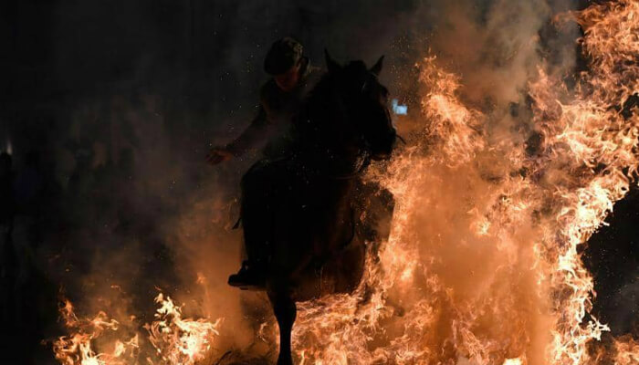 بالصور.. قفز الخيول عبر النار بإسبانيا لطرد شبح كورونا