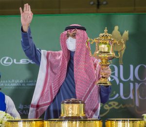 ولي العهد السعودي يسلم الكأس للأمير سعود بن سلمان مالك الجواد البطل