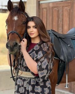 الشيخة مهرة بنت حاكم دبي تنشر جلسة تصوير لها برفقة حصانها عبر انستجرام