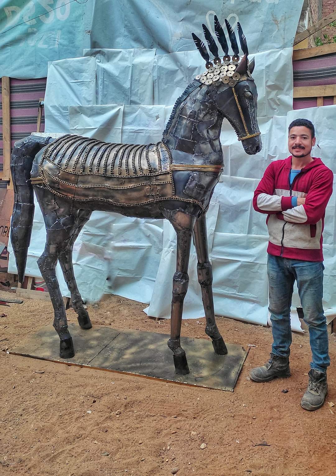 شاب مصري ينفذ مجسم مبهر لحصان بالخردة