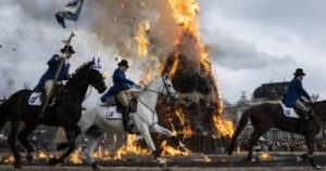 بالصور.. قفز الخيول في النيران باحتفالات كرنفال الربيع بسويسرا